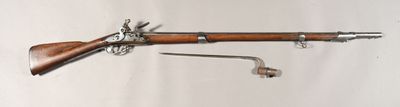 un fusil en bois accroché au mur, avec un roitelet