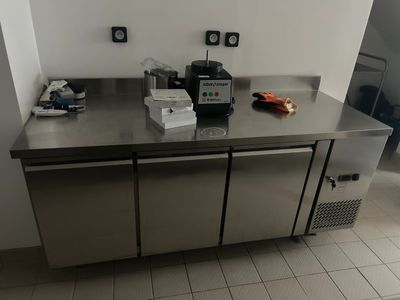 un plan de travail en inox sur lequel est posée une cafetière