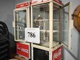 une vitrine contenant des bouteilles de Coca-Cola