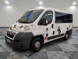 une camionnette blanche avec un motif sur le côté