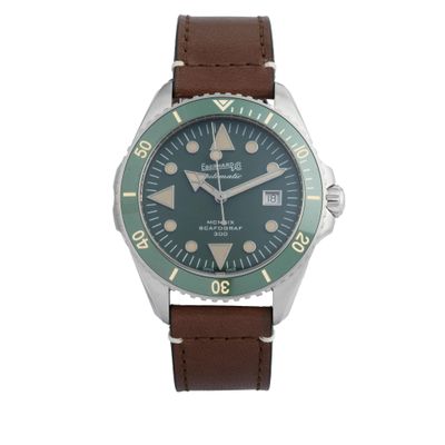 une montre avec un cadran vert et un bracelet en cuir marron