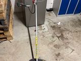 une petite machine posée sur le sol