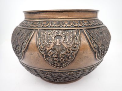 un vase en métal orné d'un motif