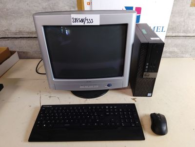 un ordinateur de bureau posé sur une table avec un clavier et une souris