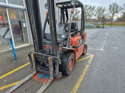 un chariot élévateur garé sur un parking