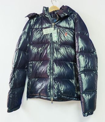 un gros plan sur une veste brillante suspendue à un cintre