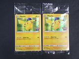 deux paquets de cartes à collectionner Pokémon posés sur une table