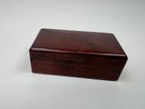 une vieille boîte en bois posée sur une table blanche
