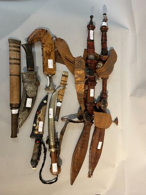 de nombreux outils de toutes sortes accrochés à un mur