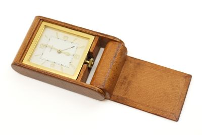 une petite boîte en bois avec une horloge à l'intérieur