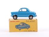 une petite voiture bleue posée sur une boîte jaune