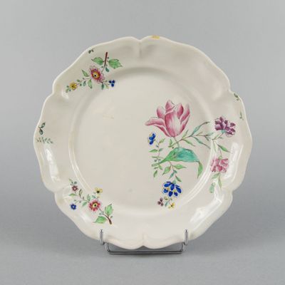 une image représentant une assiette sur laquelle sont peintes des fleurs