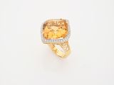 un gros plan d'une bague sertie d'une citrine et de diamants