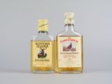 deux bouteilles de whisky posées l'une à côté de l'autre sur une table