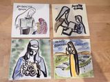 quatre tableaux représentant Jésus, Marie et Marie, posés sur une table