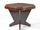 un gros plan sur une petite table avec un plateau en bois