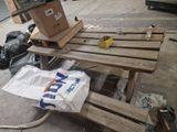 une boîte posée sur une palette dans un garage