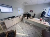 une image d'une pièce avec un bureau et une chaise