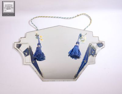un miroir accroché au mur, orné de pompons bleus