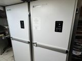 deux réfrigérateurs installés dans une cuisine