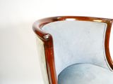 une chaise sur laquelle est posé un coussin rembourré bleu