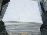 une pile de parpaings posée sur une palette