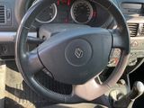vue du tableau de bord d'une voiture, avec le volant et les commandes du tableau de bord