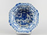 bol octogonal en porcelaine bleue et blanche, orné d'un paysage au centre