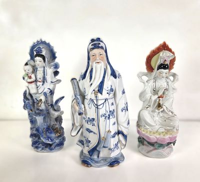 trois figurines chinoises représentant des hommes et des femmes, de couleur bleue et blanche