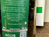 une bouteille de vin posée sur une table à côté d'une bouteille de vin