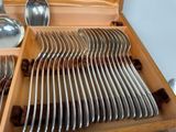 many spoons and spoon spoons in a wooden box