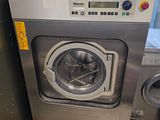 une photo d'une machine à laver dans une buanderie
