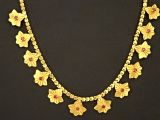 gros plan d'un collier sur un mannequin mannequin