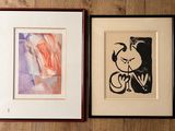 deux tableaux encadrés sur le mur d'une pièce