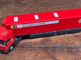 un camion miniature posé sur une table en bois
