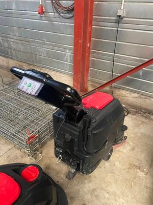 une petite machine posée sur le sol