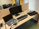 un bureau sur lequel sont posés deux ordinateurs et un ordinateur portable