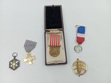 une boîte contenant des médailles et une médaille posée sur une table