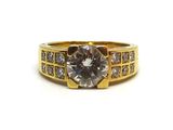une image représentant une bague en or ornée d'un diamant blanc au centre