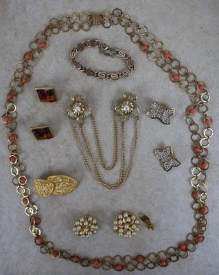 un assortiment de bijoux comprenant un collier, un bracelet et des broches