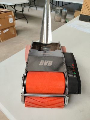 une machine posée sur une table dans une pièce