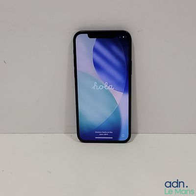 un gros plan d'un téléphone posé sur une table, sur fond blanc