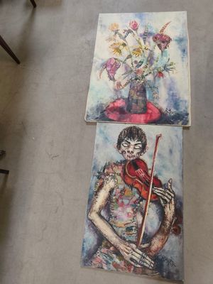 deux tableaux représentant une femme jouant du violon et un vase de fleurs