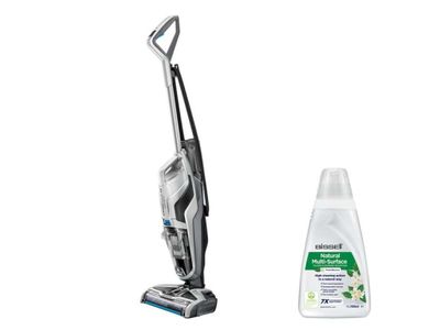 un gros plan sur un aspirateur et un flacon de produit nettoyant