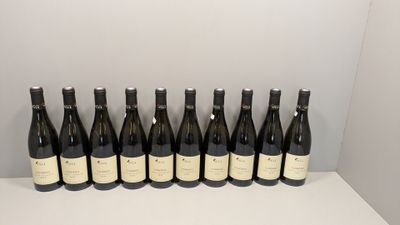 un lot de bouteilles de vin posées sur une table blanche