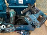 de nombreux outils qui se trouvent dans une boîte bleue