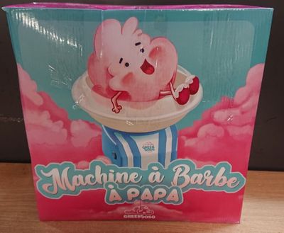 une boîte de bonbons contenant un cochon, posée sur une table