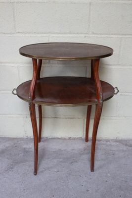 une petite table sur laquelle se trouvent deux étagères