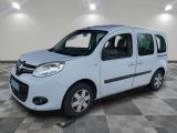 la petite camionnette blanche est garée dans une pièce au sol en damier