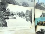 de nombreuses photos anciennes accrochées au mur d'un immeuble